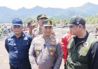 Personel-Gabungan-Polda-Jatim-Lakukan-Aksi-Kemanusiaan-Pascabanjir-Lahar-Semeru-di-Lumajang