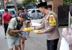 Jumat-Berkah-Polsek-Taman-Berbagi-Makanan-di-Jalan-Raya-Wonocolo-Sidoarjo