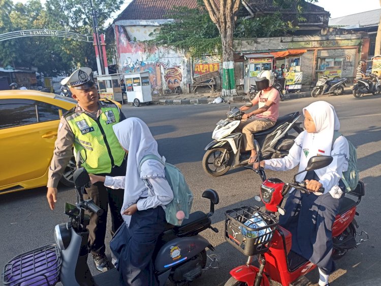 Polres Pamekasan Sosialisasikan Larangan Sepeda Listrik Digunakan di Jalan Raya