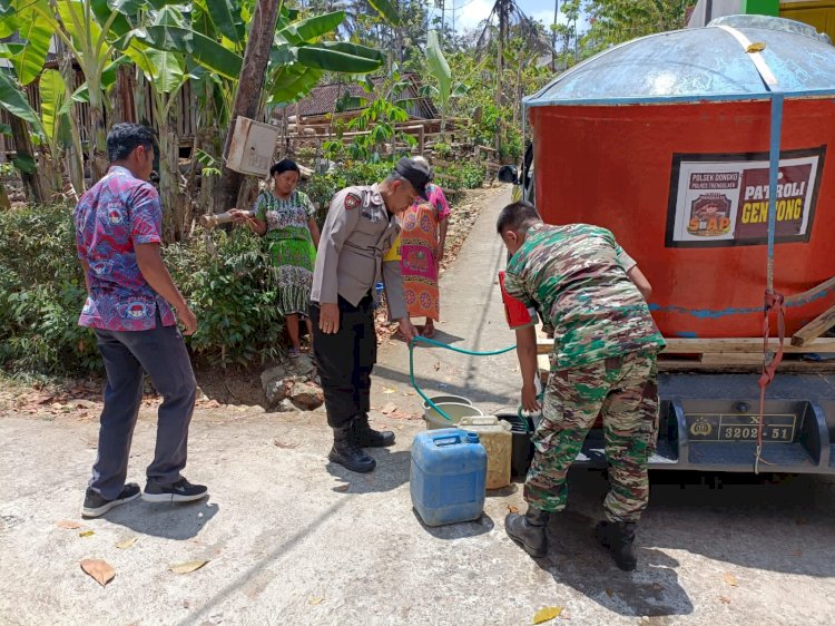 Tangani Dampak El Nino, Polisi di Trenggalek Sulap Mobil Patroli Jadi Gentong Air Bersih Untuk Dibagikan Warga