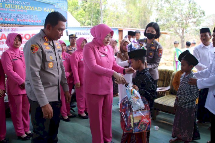 Peduli Pendidikan, Polres Bangkalan Beri Bantuan Alat Tulis Untuk Pelajar SDN 1 Lerpak