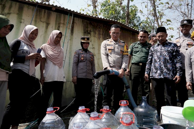 Polisi dan TNI Datang Saat Kemarau Panjang Warga Desa Krebet di Ponorogo Riang