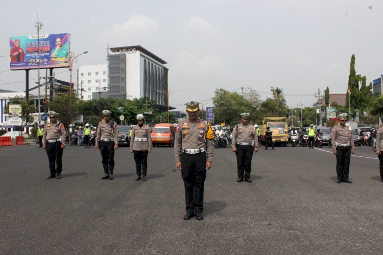 Anggota Satlantas Polresta Sidoarjo, Heningkan Cipta dalam Rangka Hari Pahlawan Nasional 2023