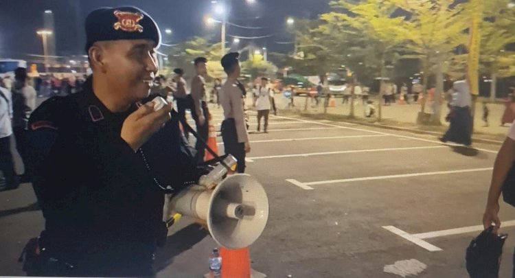 Brimob Polda Jatim Sediakan Air Minum Gratis Untuk Penonton di GBT, Antisiapasi Dehidrasi