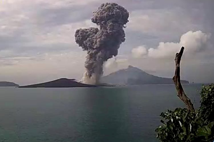 Masyarakat Pesisir dan Nelayan Diimbau Waspadai Erupsi Gunung Anak Krakatau