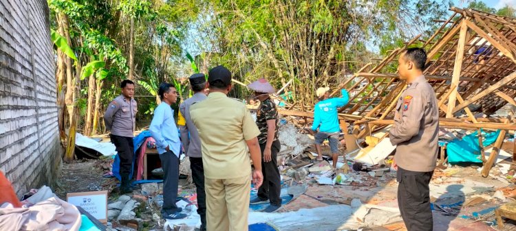 Polres Lamongan Bantu Bangun Rumah Warga yang Ambruk Terdampak Putting Beliung