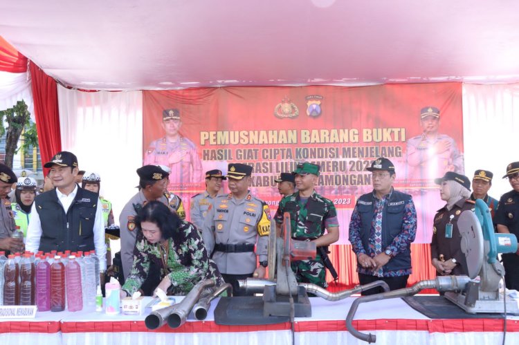 Di Lamongan, 2.500 liter Miras dan Ratusan Knalpot Brong Dimusnahkan Jelang Nataru