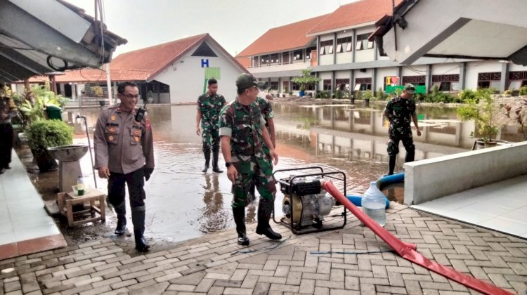 Sinergitas, Polisi Bersama TNI dan BPBD Tangani Banjir di Sidoarjo