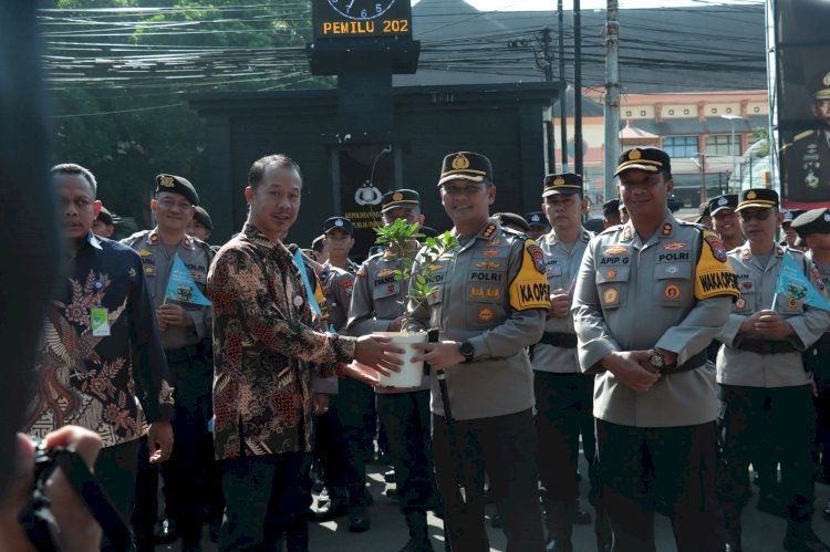 Dukung Zero Emisi, Polresta Malang Kota Terima Sertifikat Dekarbonisasi Partner dan Pohon dari Pertamina