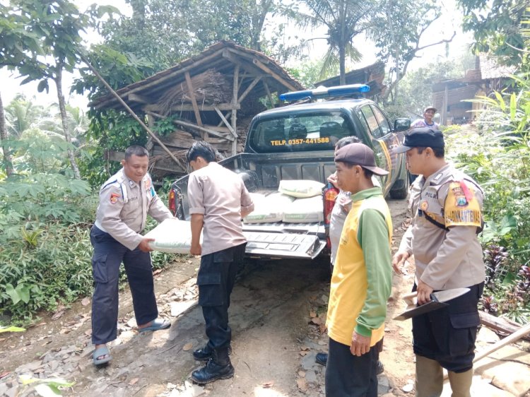 Polres Pacitan Peduli, Warga Penyandang Cacat Terima Bantuan Renovasi Dapur