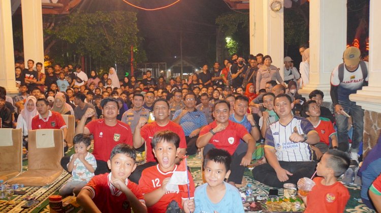 Ribuan Warga Sidoarjo Nobar Geden di Alun-alun