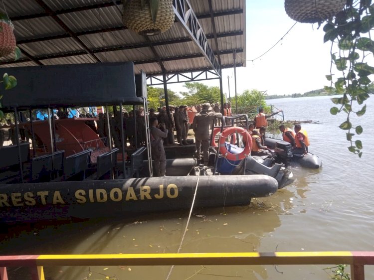 Satuan Brimob Polda Jatim Gelar Lantihan SAR Perkuat Kemampuan Pertolongan di Perairan