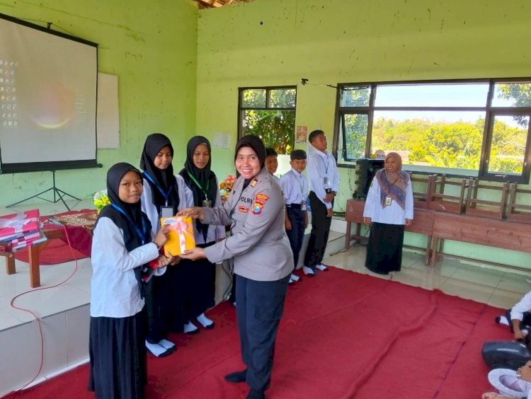 Polwan Polres Madiun Isi MPLS Ajak Pelajar Stop Bullying dan Bijak Bermedsos