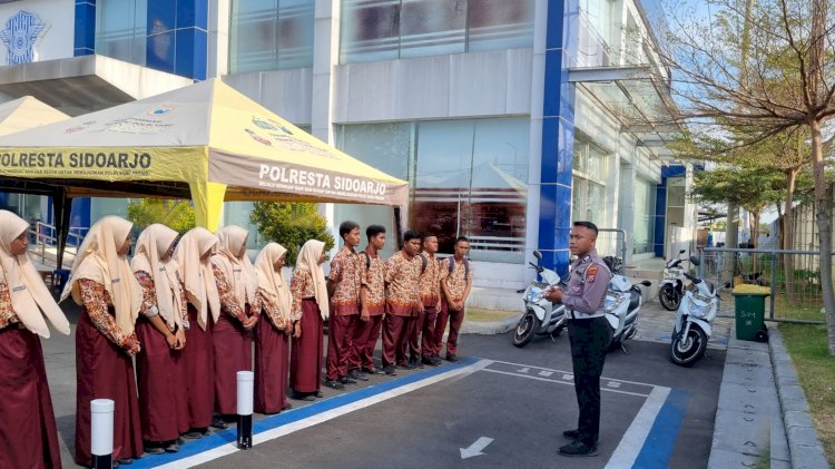 Pelajar SMA dapatkan Edukasi Pembuatan SIM