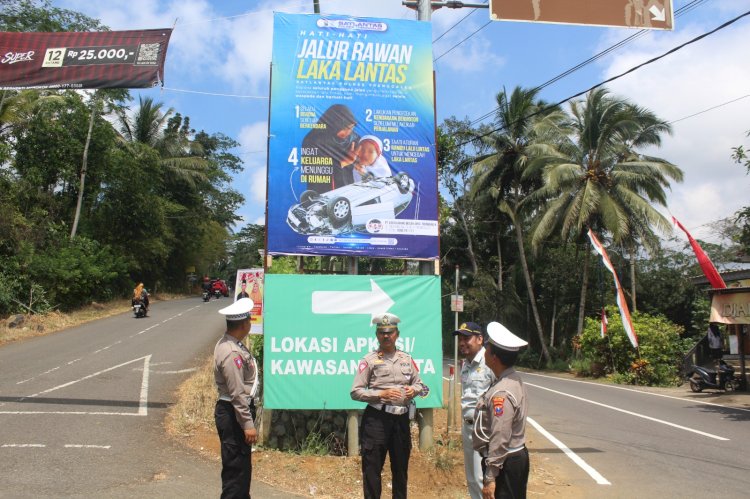 Cegah Kecelakaan Lalu Lintas, Polisi Pasang Baliho Peringatan di Jalur Wisata Trenggalek