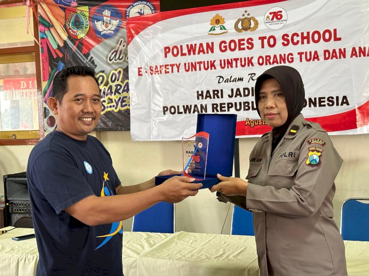 Cegah Tangkal Hoax dan Bullying Polwan Polres Jember Beri Edukasi Pelajar di Sekolah