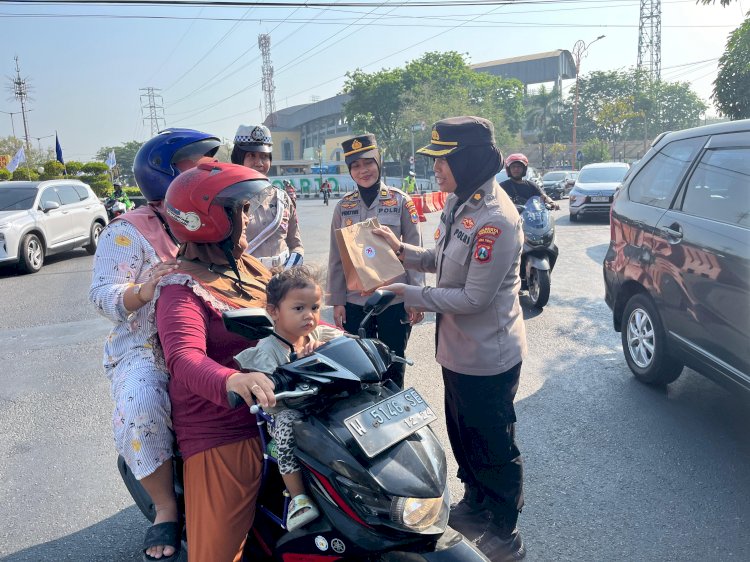 Aksi Simpatik Polwan Sapa Pagi Masyarakat Sidoarjo