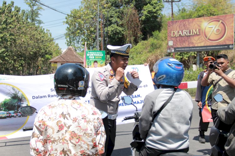 Polisi Bersama PT KAI Daop 9 Jember Gencar Sosialisasikan Keselamatan di Perlintasan Sebidang