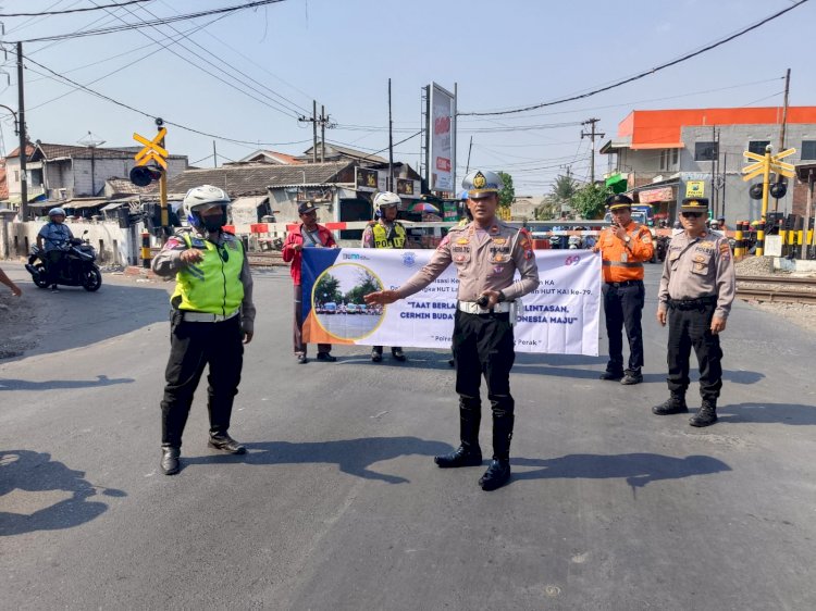 Harlantas Bhayangkara ke-69, Polres Pelabuhan Tanjungperak Gandeng PT KAI Daop 8 Sosialisasikan Keselamatan di Perlintasan Sebidang