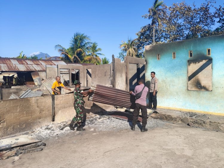 Pasca Bentrok, Personil TNI - Polri Bantu Warga Bersihkan Puing Rumah yang Terbakar