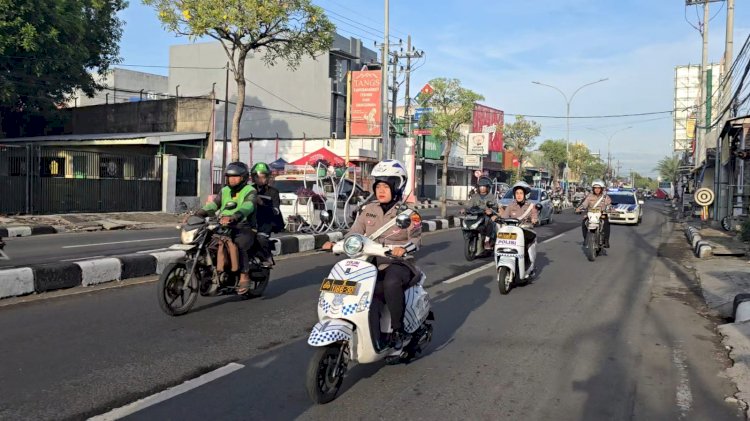 Polwan Polres Gresik Jadi Pionir Patroli Kendarai Motor Listrik Edukasi Ramah Lingkungan