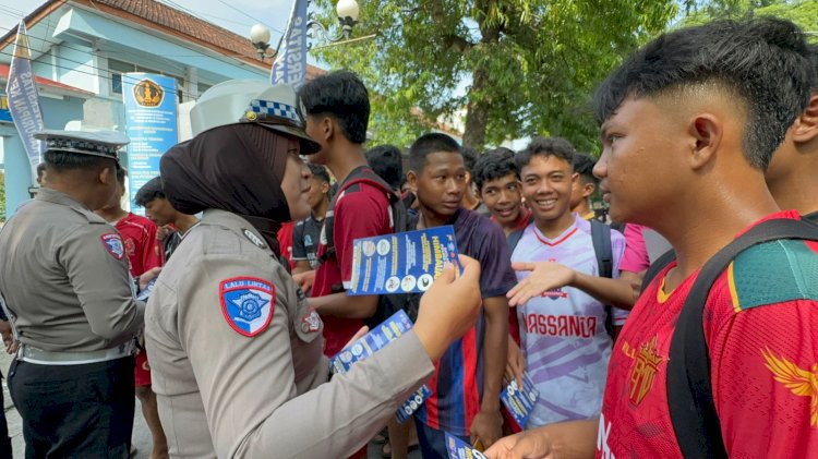 Polres Kediri Sosialisasi Keselamatan Berlalu Lintas Berbagi Helm Gratis di Area CFD