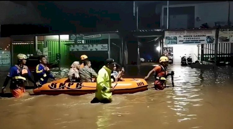 Gercep Polres Ponorogo Bantu Evakuasi Warga Terdampak Banjir