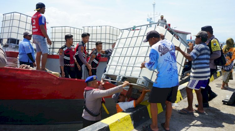 Polres Probolinggo Kota Distribusikan Bantuan 10 Ribu Liter Air Bersih untuk Warga Gili Ketapang