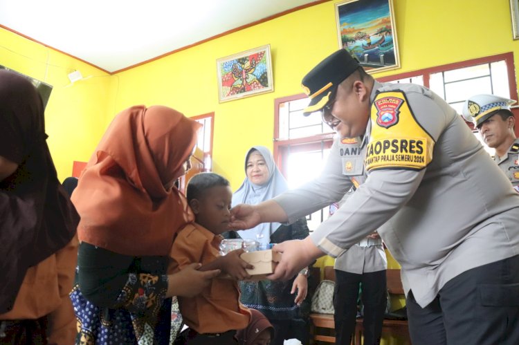 Sukseskan Program Asta Cita, Kapolres Pamekasan Kunjungi SLB PGRI Berbagi Makan Siang Gratis