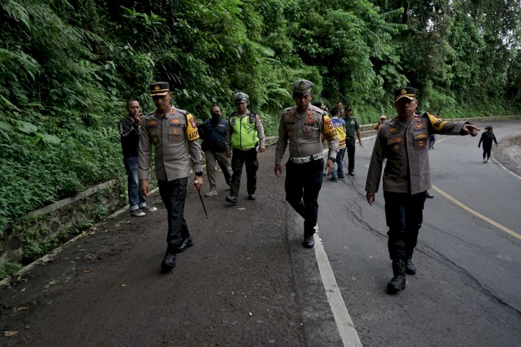 Mitigasi Jalur Rawan Jelang Nataru, Polres Jember Sisir Jalan di Gunung Gumitir