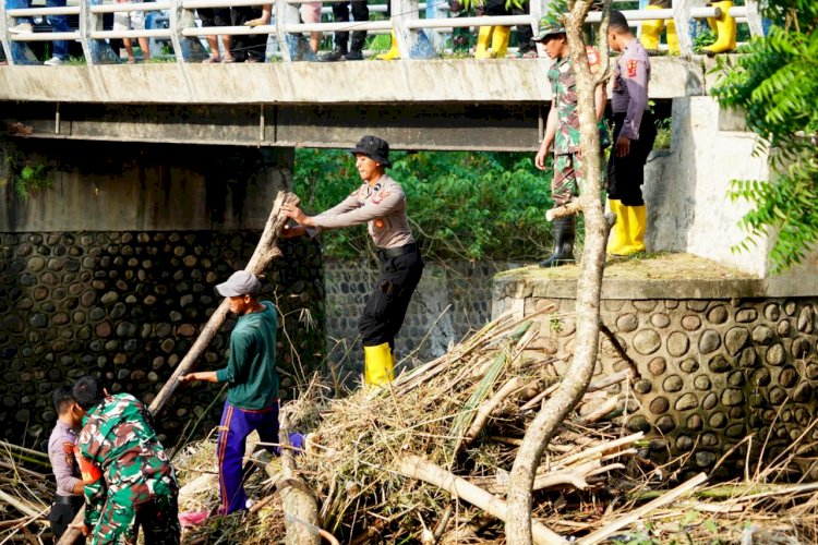 Pasca Banjir, Polres Ponorogo Bersama TNI dan Warga Bersihkan Sungai di Jembatan Tempuran