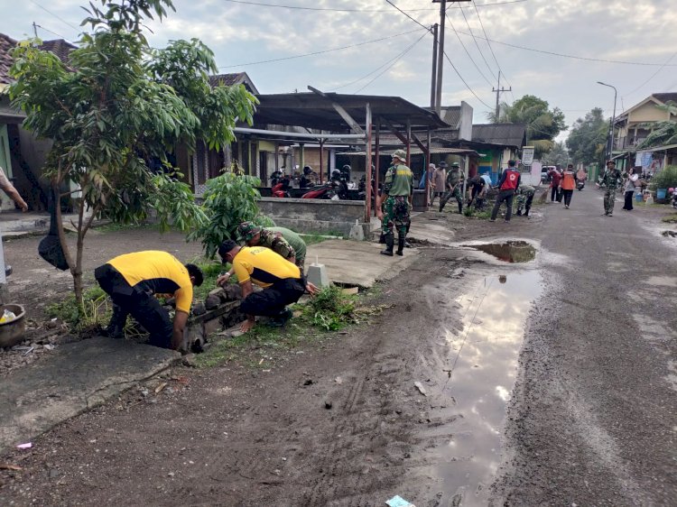 Forkopimka Krembung Ajak Warga Kerja Bakti Antisipasi Dampak Cuaca Ekstrem