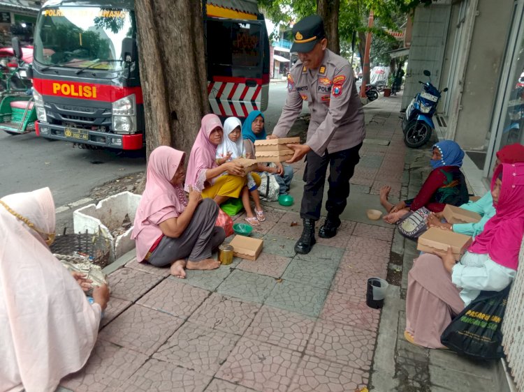 Jumat Berkah,Polresta Banyuwangi Berbagi Nasi Kotak untuk Warga Masyarakat