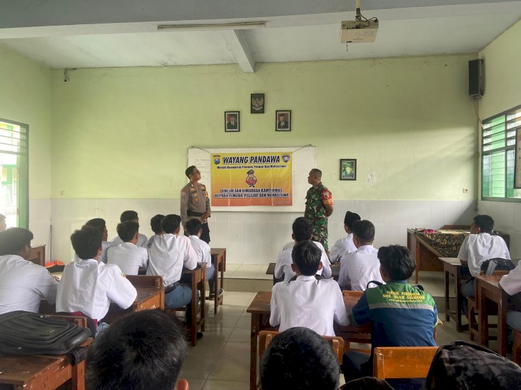 Wayang Pandawa Polsek Krembung Datangi Sekolah