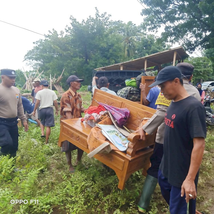 Polres Situbondo Terjunkan Personel Bantu Warga Terdampak Banjir