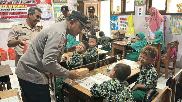 Polsek Sukodono Bagikan Makan Siang Bergizi di SDN 1 Jogosatru