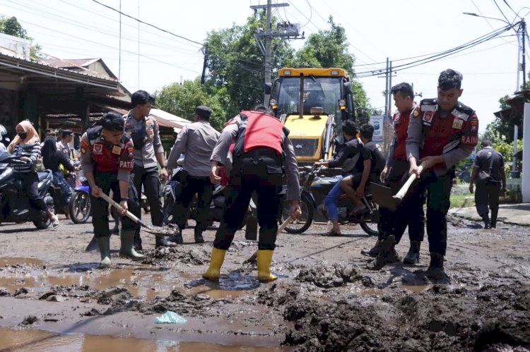 Polres Situbondo Gelar Bakti Sosial Bersihkan Material Pasca Banjir di Kecamatan Kendit