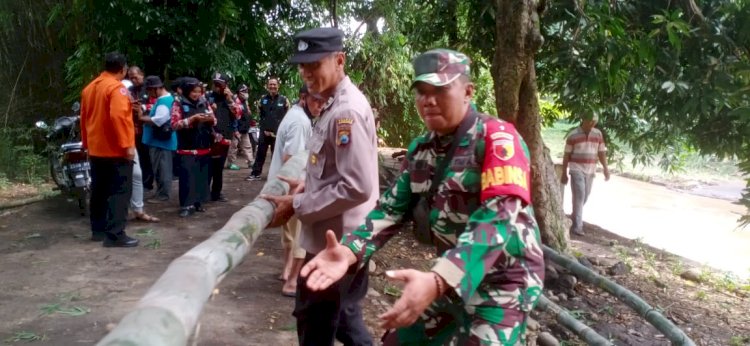 Sinergi, Polisi Bersama TNI dan Warga Bersihkan Sisa Material Banjir di Probolinggo