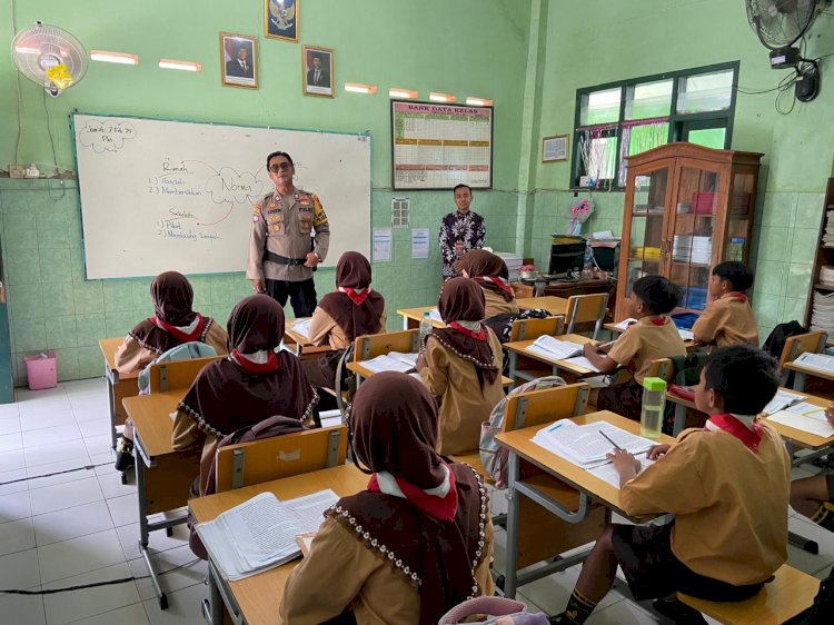 Kanit Binmas Polsek Krembung Edukasi Bahaya Perundungan ke Pelajar