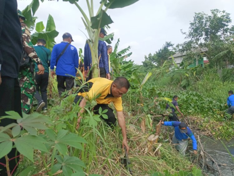 Gotong Royong Bersihkan Aliran Sungai Junwangi Krian