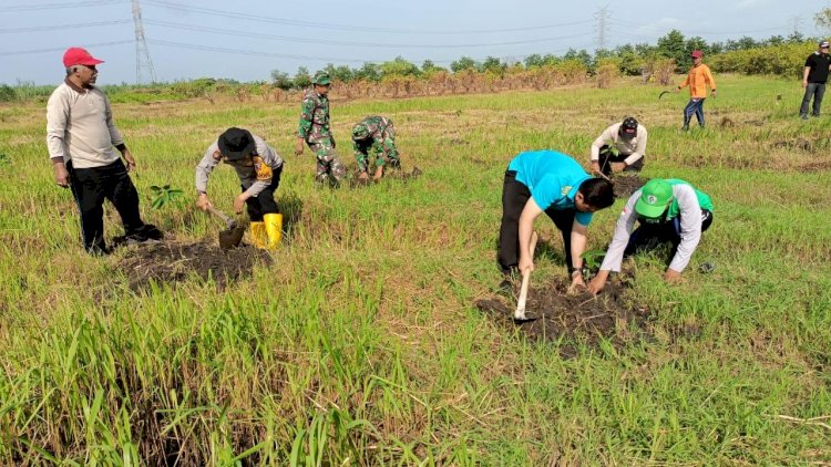 Kapolsek Tulangan Sinergi Bersih Lingkungan dan Tanam Pohon