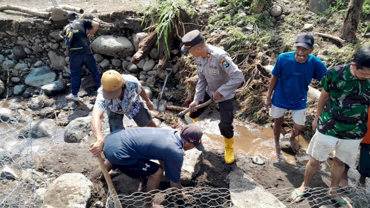 Kompak, Polisi dan TNI bersama Warga Pasang Bronjong Antisipasi Banjir Susulan di Situbondo