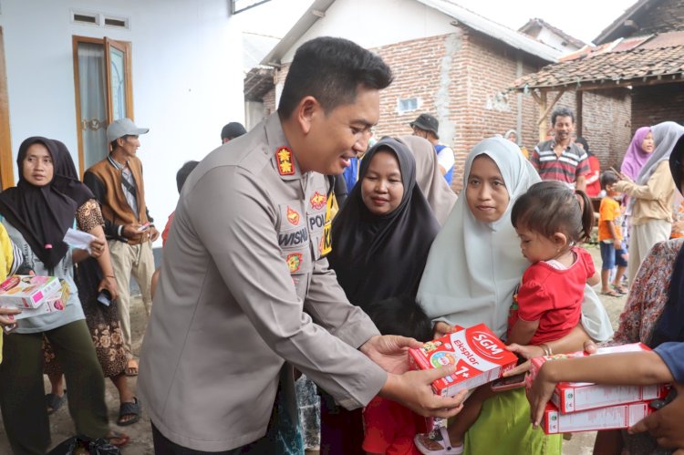 Kapolres Probolinggo bersama Bupati Terpilih Beri Bantuan Sembako untuk Warga Terdampak Banjir Bandang