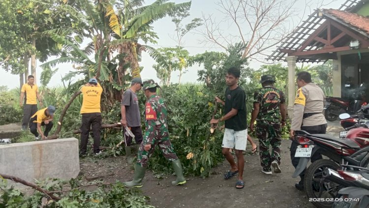 Sinergitas Polisi bersama TNI di Kediri, Gelar Baksos Bantu Warga Terdampak Bencana Alam