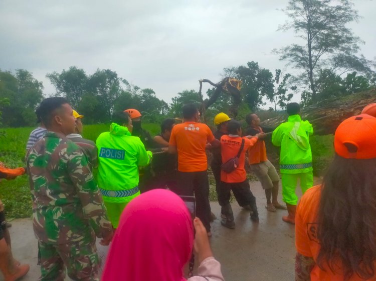 Sinergitas Polres Ngawi bersama TNI Gotong Royong Tangani Bencana Hidrometeorologi