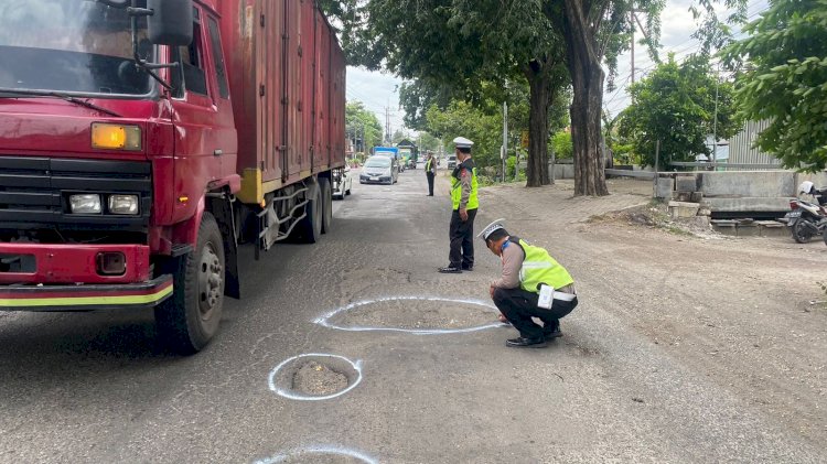 Peduli Keselamatan Berkendara, Polisi di Sidoarjo Berikan Tanda Jalan Berlubang