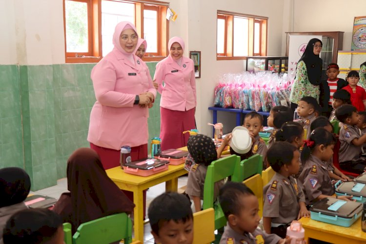 Sukseskan MBG, Ketua YKB Jatim Berbagi Makan Bergizi di TK Kemala Bhayangkari 78 Pamekasan