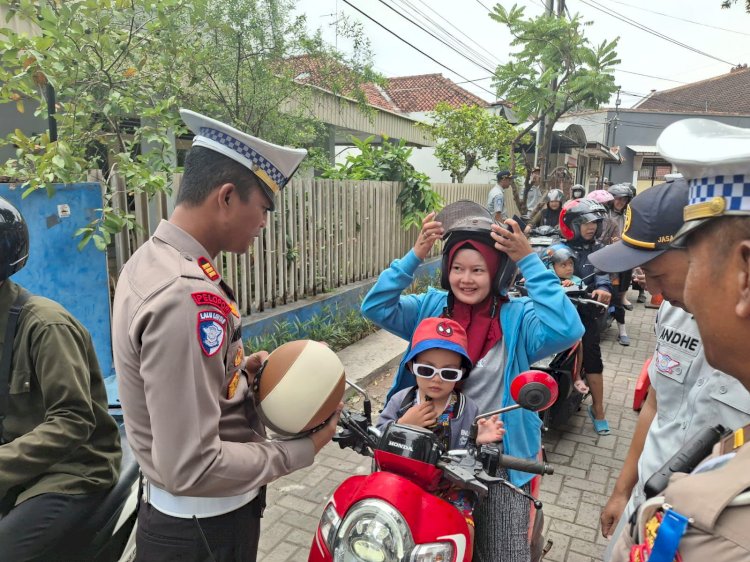 Polres Kediri Kota Beri Hadiah Helm SNI untuk Pengendara Roda Dua di Ops Keselamatan Semeru 2025