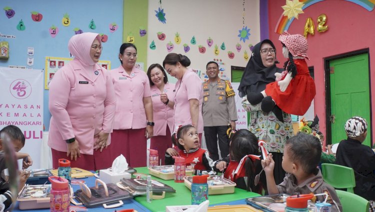 Yayasan Kemala Bhayangkari Daerah Jatim Bagikan Makan Bergizi di Sidoarjo