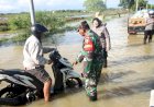 Tanggap-Bencana,-Polisi-dan-TNI-Bantu-Evakuasi-Warga-Terdampak-Banjir-di-Sumenep